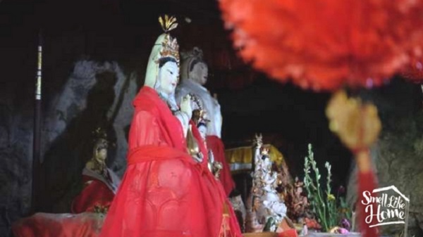Patung Dewi Kwan Im Asli Terlihat di Belakang