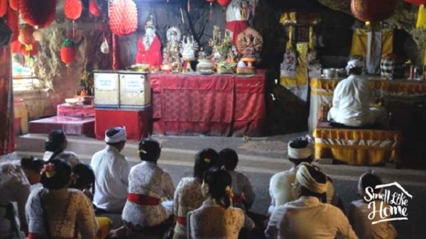 Umat Hindhu Ketika Sembahyang di Area Altar Dewi Kwan Im