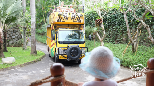 Bus Atap Terbuka Menuju Kampung Sumatra